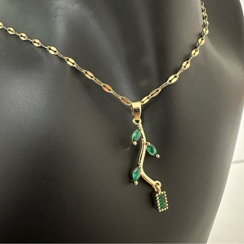 Leaf Pendant Gold Necklace